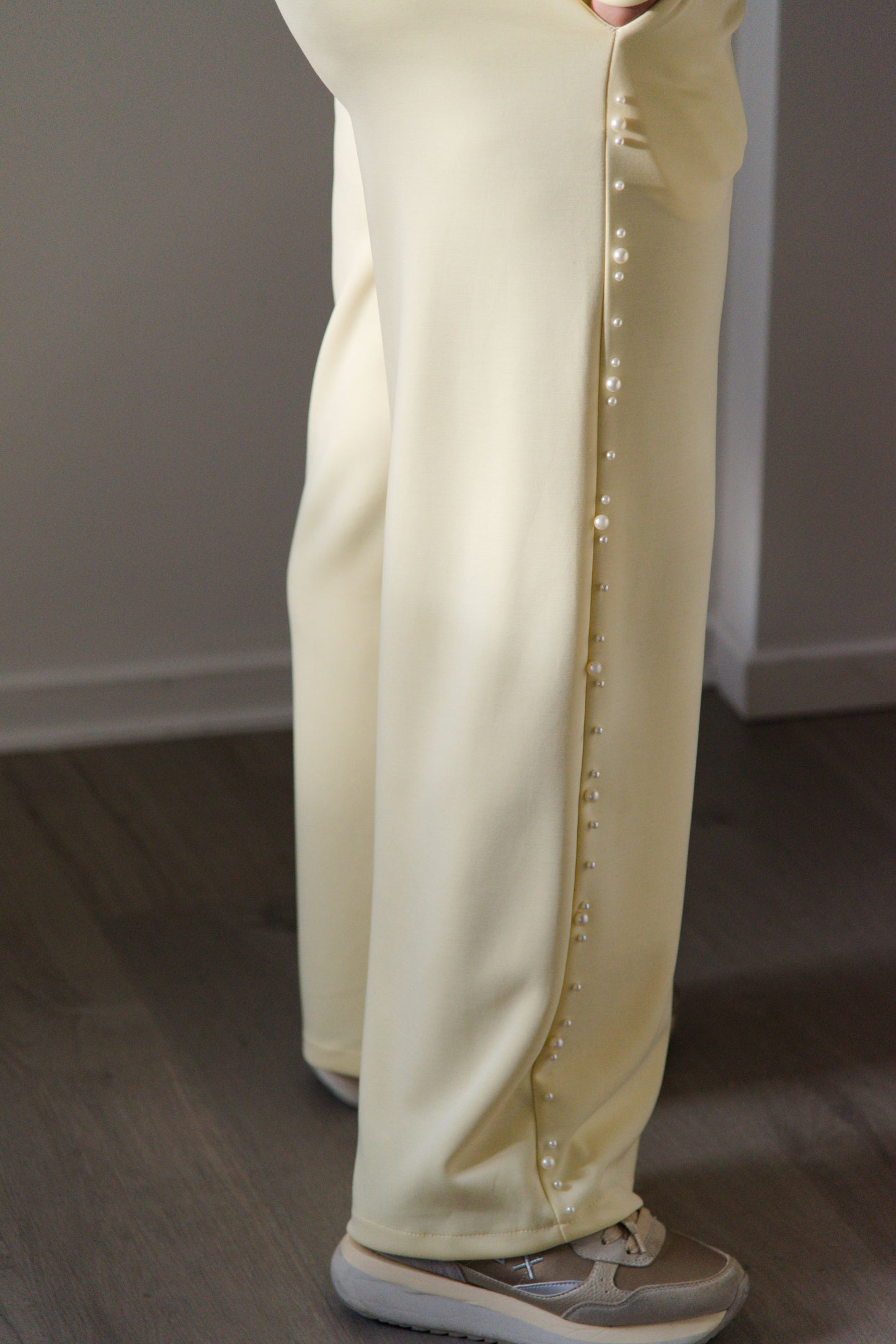 Lounge in pearls set yellow