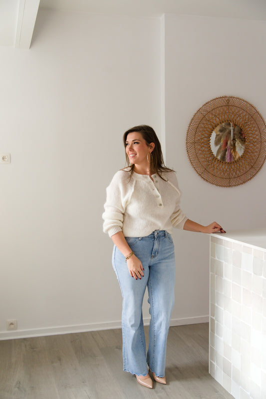 Chic twist denim jeans