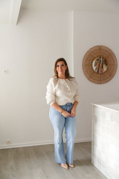 Chic twist denim jeans