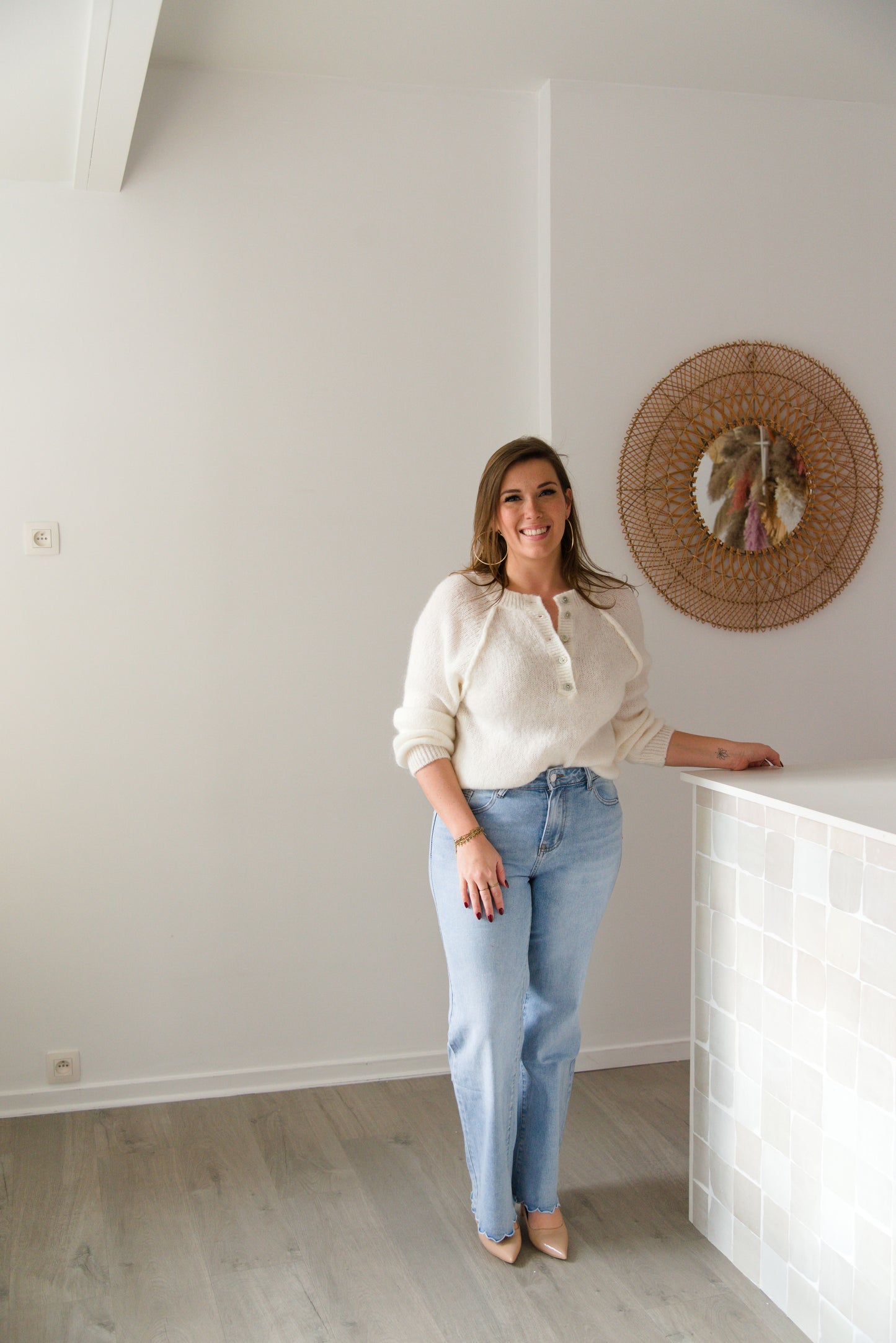 Chic twist denim jeans